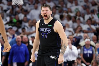 Luka Doncic grita después de encestar el triple que dio el triunfo a Dallas en el segundo partido de la final.