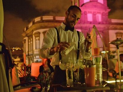 Bartender de La Azotea de Benito, en Las Palmas de Gran Canaria. 