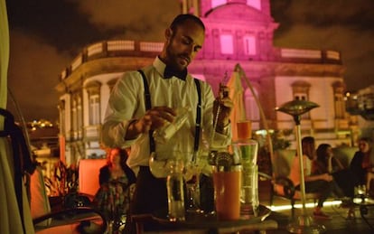 Bartender de La Azotea de Benito, en Las Palmas de Gran Canaria.