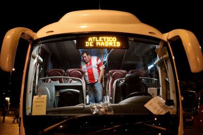 Un aficionado del Atlético aguarda dentro de un autobús.