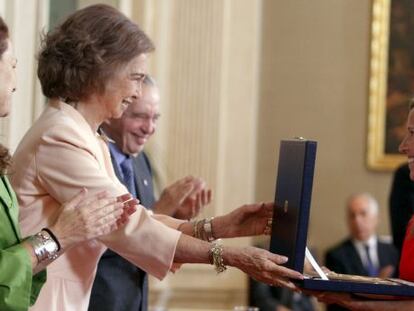 Asunción Gallardo recibe de manos de la reina Sofía el premio del colegio Gabriel Vallseca de Palma de Mallorca