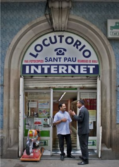 Dos personas conversan ante un locutorio