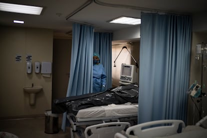 El cuerpo de una víctima de covid-19 en la UCI del hospital municipal de Sao José, en Duque de Caxias, Brasil, el lunes.