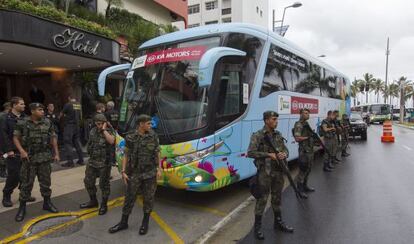 Polic&iacute;as federales y militares custodian el autob&uacute;s de M&eacute;xico en Santos