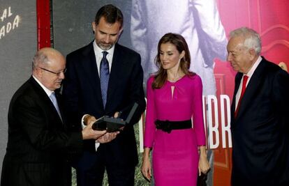 El presidente del Miami Dade Cole recibe a los príncipes de Asturias y al ministro de Exteriores José Manuel García-Margallo.