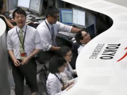 Agentes de bolsa siguen los monitores en la Bolsa de Tokio. EFE/Archivo