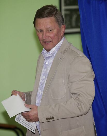 espa?ol     ingls     francs       Jefe del Kremlin de Estado Mayor, Sergei Ivanov, camina a emitir su voto en un colegio electoral de Mosc, Rusia, Domingo, 08 de septiembre 2013. Mosc es la celebracin de su primera eleccin para alcalde en una dcada. Aunque se espera que un titular apoyado por el presidente Vladimir Putin para ganar las elecciones del domingo con facilidad, la candidatura del lder de la oposicin carismtico Alexei Navalny est cambiando la poltica rusa en formas que puedan constituir un peligro para el Kremlin en los meses y a?os venideros. (AP Photo / Alexander Zemlianichenko)  El vicepresidnete del Gobierno y ministro de Denfesa de Rusia, Sergui Ivanov, momentos antes de votar.