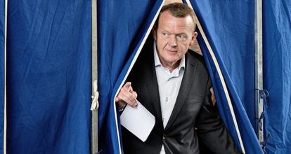 Lars Loekke Rasmussen, líder del partido opositor Venstre, se dispone a votar este jueves en Copenhague.