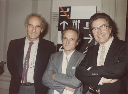 De izquierda a derecha, Eduardo Chillida, Antonio López y Antoni Tàpies en Europalia 1985, la gran muestra de arte español en Bruselas (Bélgica).