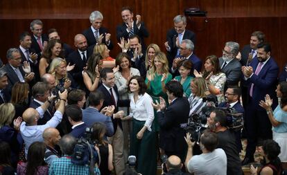 Isabel Díaz Ayuso, felicitada por representantes del PP. 