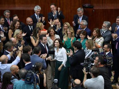 Isabel Díaz Ayuso, felicitada por representantes del PP. 