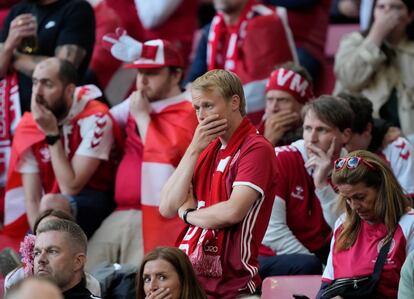 Seguidores daneses muestran su preocupación tras el desmayo de Eriksen.