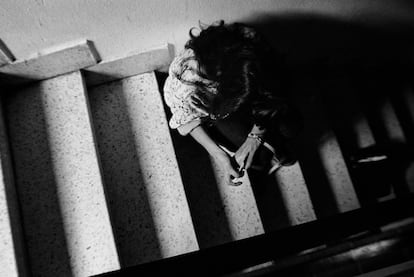 Una mujer se inyecta droga en la escalera de unos apartamentos de la calle de la Ballesta, en el distrito Centro de Madrid, en 1988.