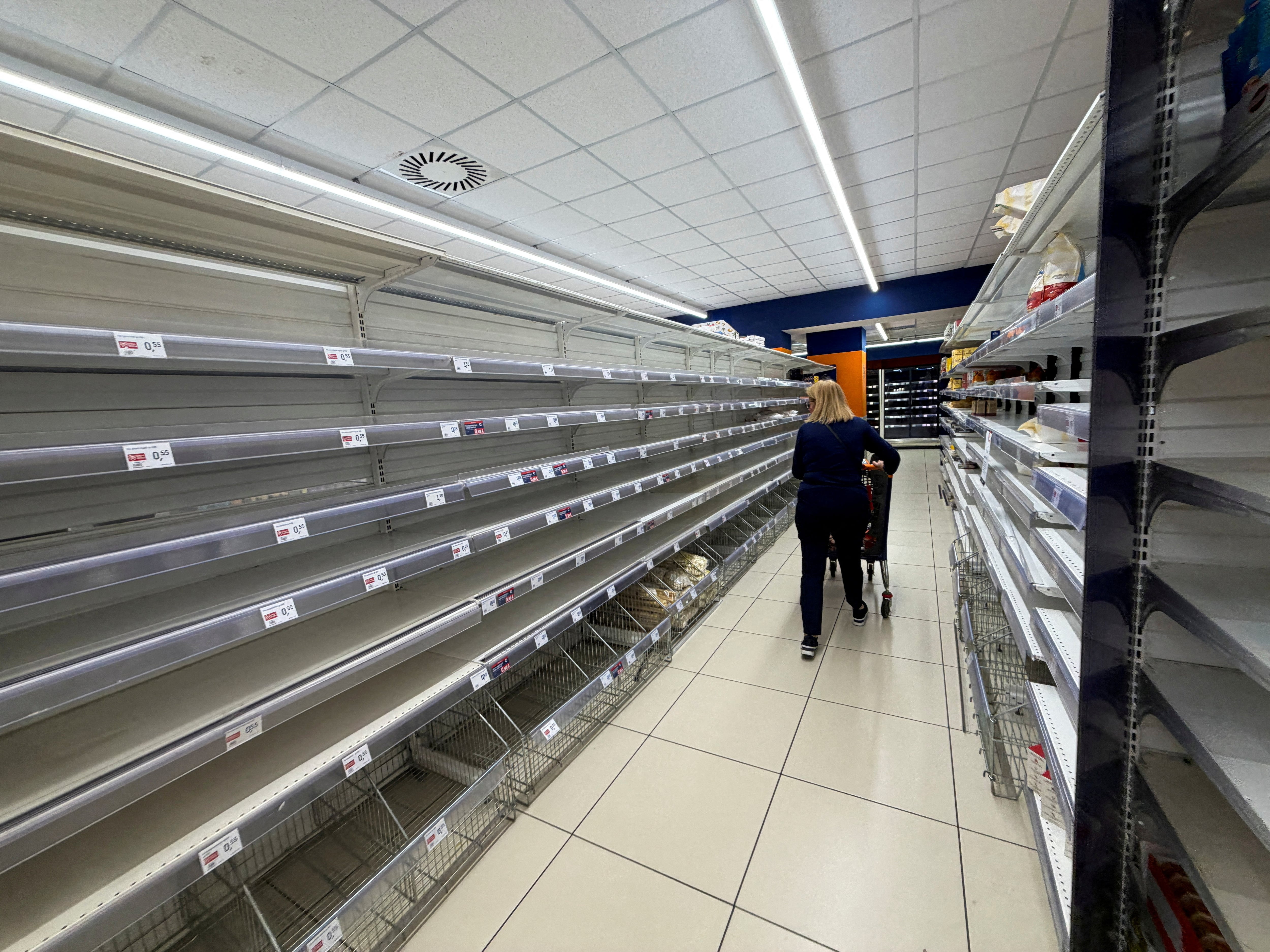 La huelga de camioneros en el sur de Italia vacía los supermercados y desabastece de combustible aeropuertos y gasolineras