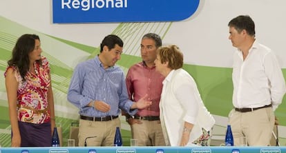 Moreno charla con Celia Villalobos en presencia de L&oacute;pez Gabarro, Bendodo y Carlos Rojas.