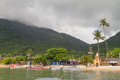 Ilha Grande (Brasil), un antiguo penal. Río de Janeiro es una ciudad llena de vitalidad y de gente. Por eso sorprende que la isla más grande frente a su costa, Ilha Grande, haya permanecido tan poco desarrollada: solo tiene una pequeña ciudad, Vila do Abraão, y cero automóviles. Cubierta por un denso dosel de palo de Brasil, cedro y palo fierro, la isla es una reserva de vida dentro de la Mata Atlántica, un bioma presente en Brasil, Paraguay y Argentina. Los senderos conducen a través del bosque a más de cien playas que se curvan alrededor de su costa. Una de las favoritas de los buceadores es Praia Vermelha, de donde parten excursiones para hacer submarinismo entre los pecios naufragados alrededor de la bahía de Ilha Grande. La única ciudad que podría calificarse como tal es Vila do Abraão, con 3.000 habitantes y donde esperan 'pousadas', marisquerías y barcos meciéndose en el puerto. Para bañarse, la mejor playa es Praia Lopez Mendes, con arenas interminables y olas suaves. Para aprender la oscura historia de Ilha Grande como colonia penal, hay que ir al Museu do Cárcere, instalado en unas ruinas reconstruidas. Y para tener una buena vista panorámica solo tendremos que subir a su punto más alto, el Pico do Papagaio.