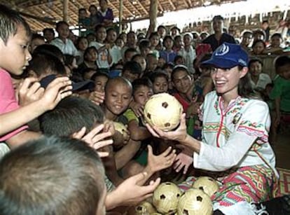Angelina Jolie, ayer, en el campo de refugiados de Tham Hin.