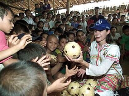 Angelina Jolie, ayer, en el campo de refugiados de Tham Hin.