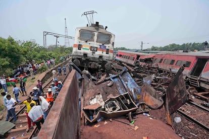 Personal de rescate buscan supervivientes entre los vagones del tren accidentado. 