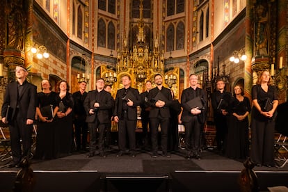 Stile Antico ve Collegium Gregorianum, cumartesi günü Sint-Willibrordskerk'te sundukları beş konserden birinin sonunda selamlarını veriyorlar.
