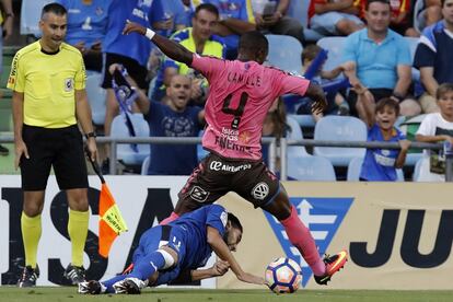 El centrocampista del Getafe Chuli (abajo) cae ante el francés Camille.