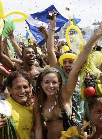 Residentes de Río de Janeiro en la playa de Copacabana.