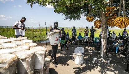 Reparto de kits de purificación del agua a la población afectada por las inundaciones de la región de Pibor (Sudán del Sur).