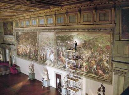 Vista de  <i>La batalla de Scannagallo,</i> de Vasari, en el Palazzo Vecchio de Florencia.