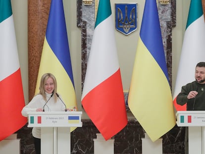 El presidente ucranio, Volodímir Zelenski y la primera ministra italiana, Giorgia Meloni, durante su conferencia de prensa conjunta de este martes, 21 de febrero de 2023, en Kiev.