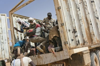 Unos migrantes suben a un camión para dirigirse al norte hacia Argelia en el puesto fronterizo de Assamaka, en el norte de Níger el domingo 3 de junio de 2018.