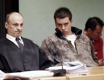 Sergio Fernando R. S. (a la derecha), el acusado de matar al joven donostiarra Asier Lavandera en 2010, ayer con su abogado en el comienzo del juicio en Pamplona.