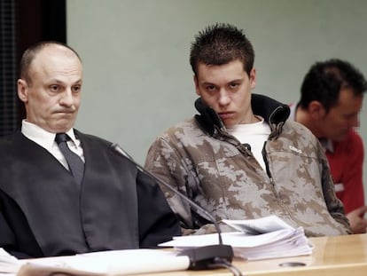 Sergio Fernando R. S. (a la derecha), el acusado de matar al joven donostiarra Asier Lavandera en 2010, ayer con su abogado en el comienzo del juicio en Pamplona.