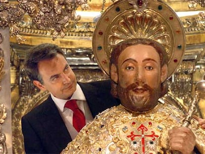 José Luis Rodríguez Zapatero detrás de la imagen de Santiago Apóstol