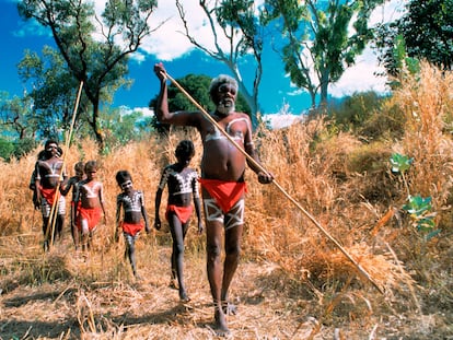 Una imagen de archivo de una familia de aborígenes caminando en la naturaleza cerca de Darwin, Australia