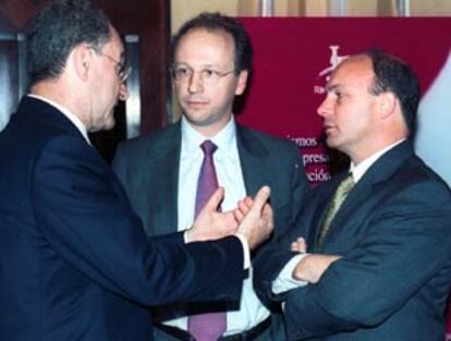 Gabriel Elorriaga (en el centro) con el alcalde de Málaga y el subdelegado del Gobierno.