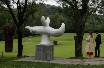 'Oiseau solaire' (Pájaro solar), escultura de Miró de 1986, expuesta en los jardines del museo Chillida Leku junto a obras del artista vasco.