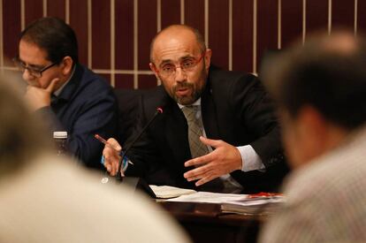 Pedro Luis Sanz (PP), alcalde de Meco (Madrid), durante un pleno municipal.