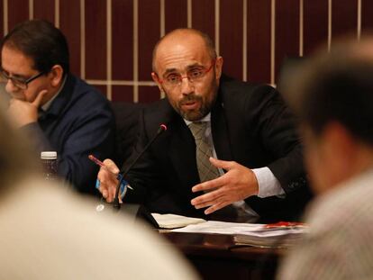 Pedro Luis Sanz (PP), alcalde de Meco (Madrid), durante un pleno municipal.