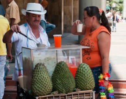 Puesto ambulante de jugo de guanábana.