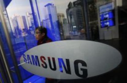 Un hombre pasea junto a la sede de Samsung en Se&uacute;l.