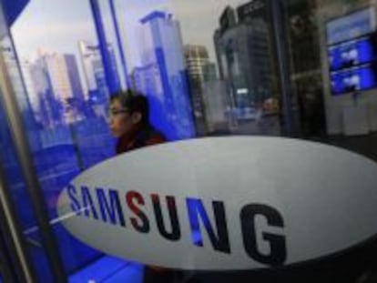 Un hombre pasea junto a la sede de Samsung en Se&uacute;l.