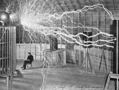 Ilustración de Nikola Tesla (Smiljan, actual Croacia, 1856-Nueva York, 1943) en su laboratorio de Colorado Springs.