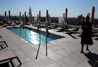 En la planta 21 hay una pequeña piscina y unas vistas magníficas sobre la ciudad.