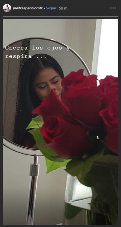 Yalitza Aparicio postou uma foto com um grande buquê de rosas vermelhas e a frase: "Feche os olhos e respire"