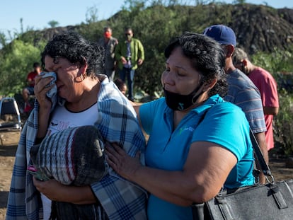 Los familiares de los mineros hallados sin vida esperan a las puertas de la mina en Coahuila.