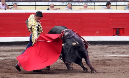 Diego Urdiales, en un muletazo con la mano derecha a su primer toro.