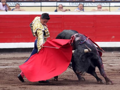 Diego Urdiales, en un muletazo con la mano derecha a su primer toro.