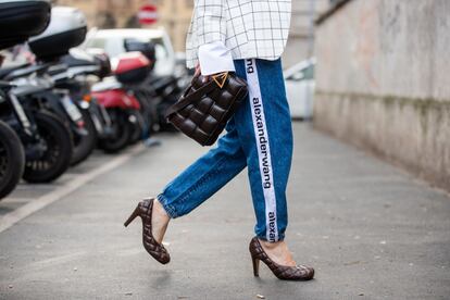 3. Con tacones

Alexander Wang apuesta por mezclar la estética chandalera con el denim en este vaquero. Ekaterina Mamaeva lo mezcla con el aire preppy de una americana y unos centímetros de altura.