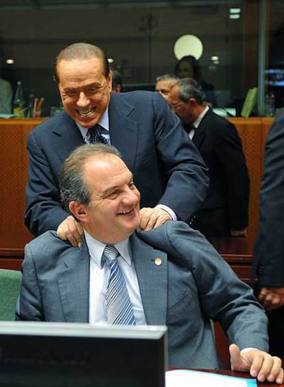 Berlusconi bromea con el primer ministro griego Karamanlis.