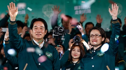 El ganador de las elecciones de Taiwán, el actual vicepresidente, Lai Ching-te, celebra la victoria junto a la segunda de su lista, Hsiao Bi-khim, en Taipéi, el 13 de enero.